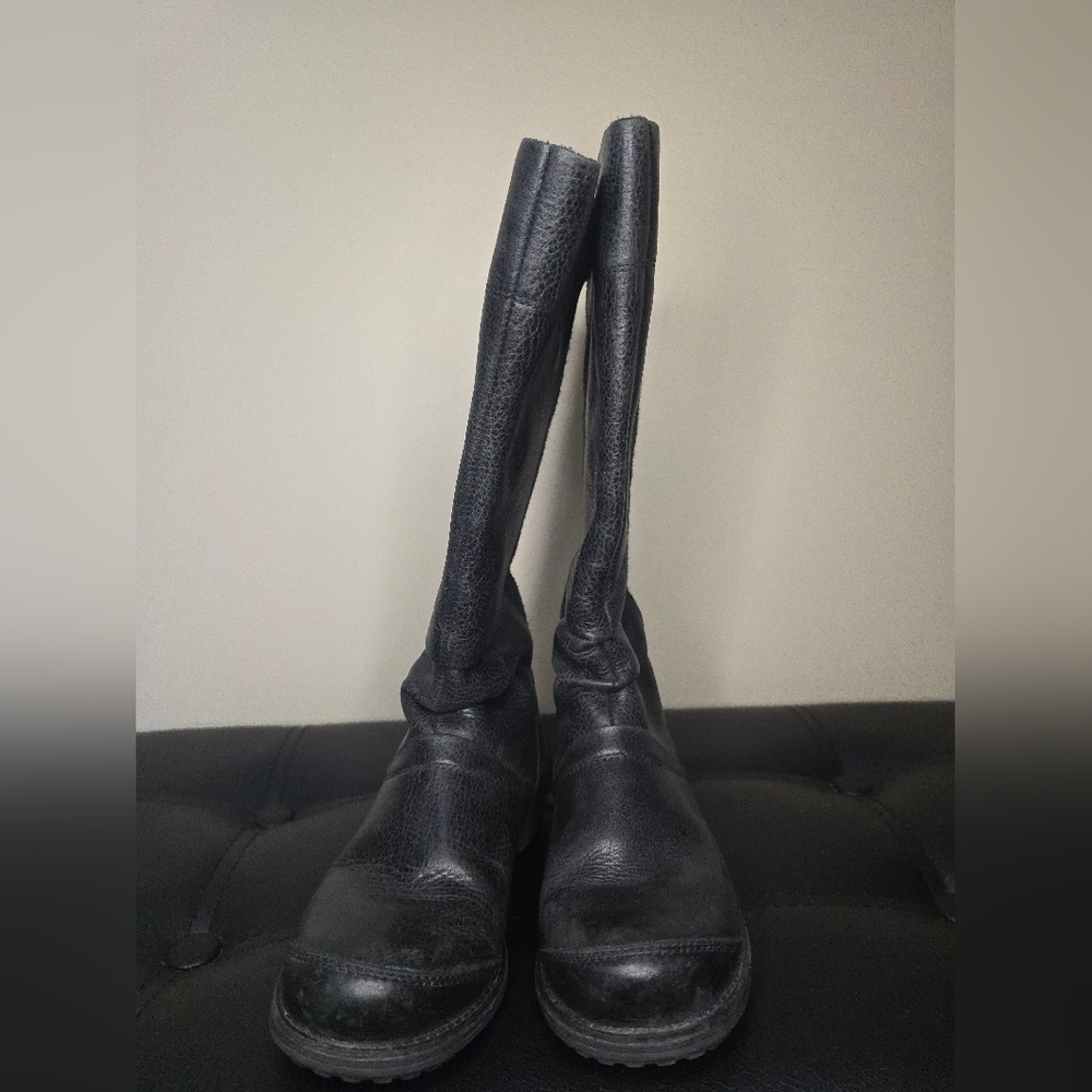 The North Face Women's black leather knee high. Size 6 Primaloft